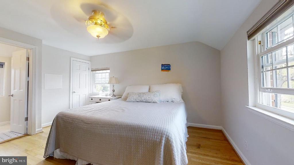806 N OVERLOOK DRIVE