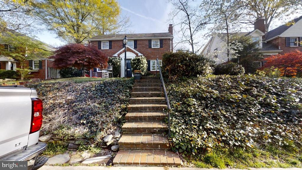 806 N OVERLOOK DRIVE