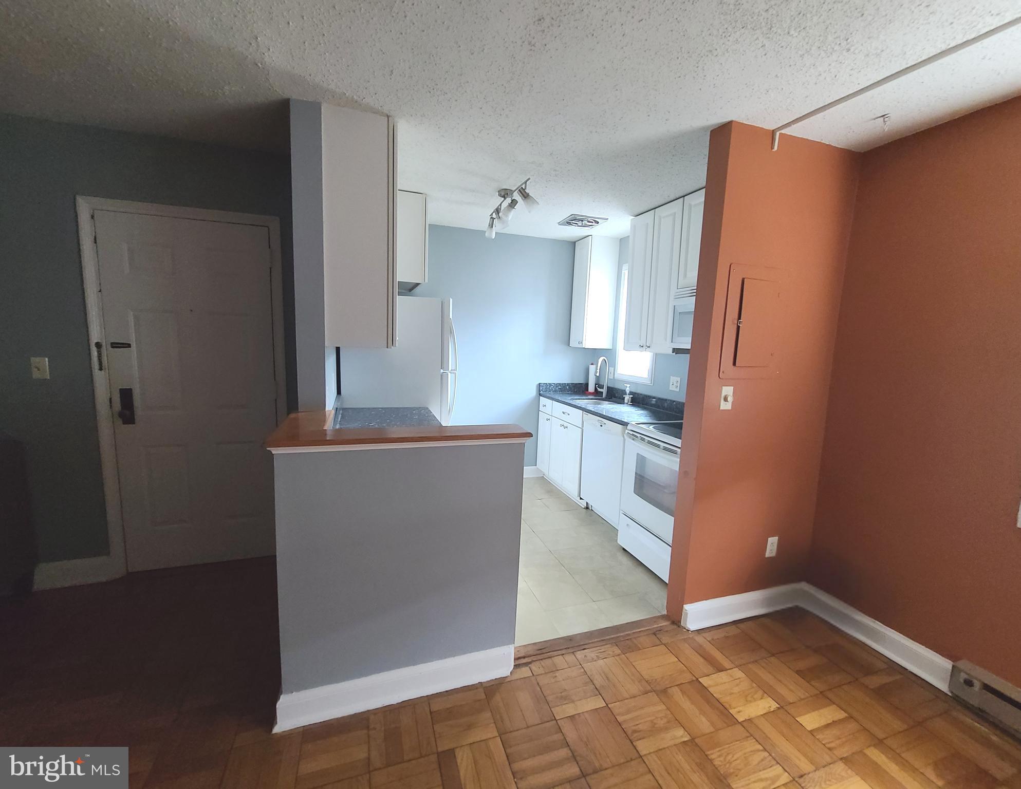 1708 W ABINGDON DRIVE 302