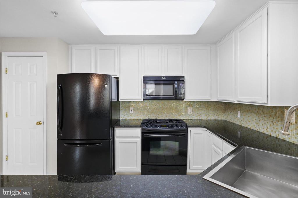 1404 ROUNDHOUSE LANE 503