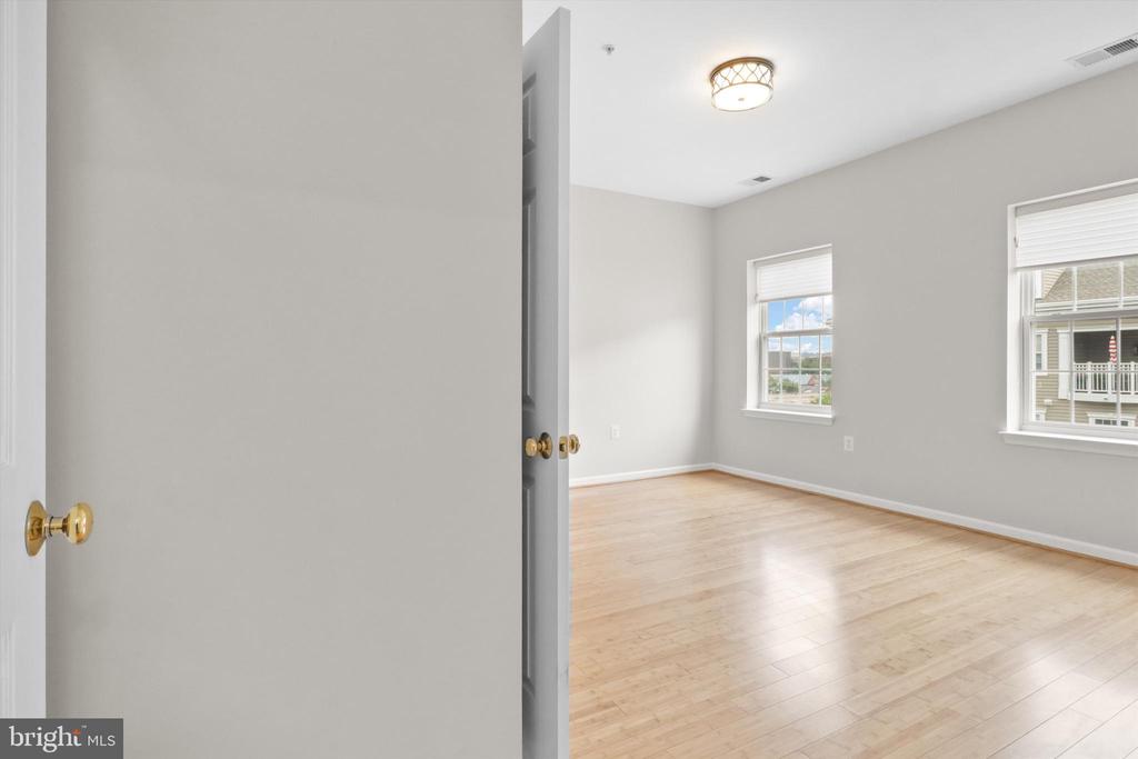 1404 ROUNDHOUSE LANE 503