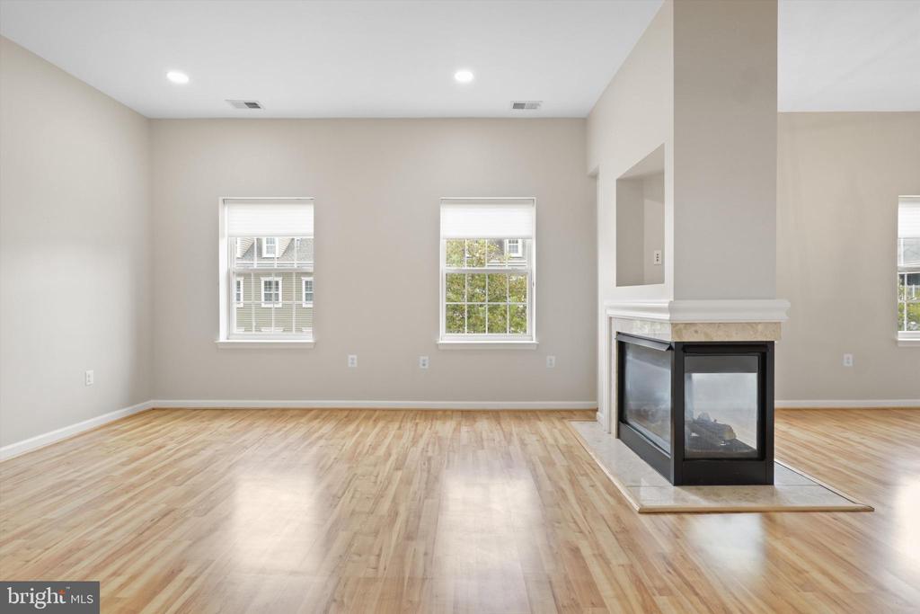 1404 ROUNDHOUSE LANE 503