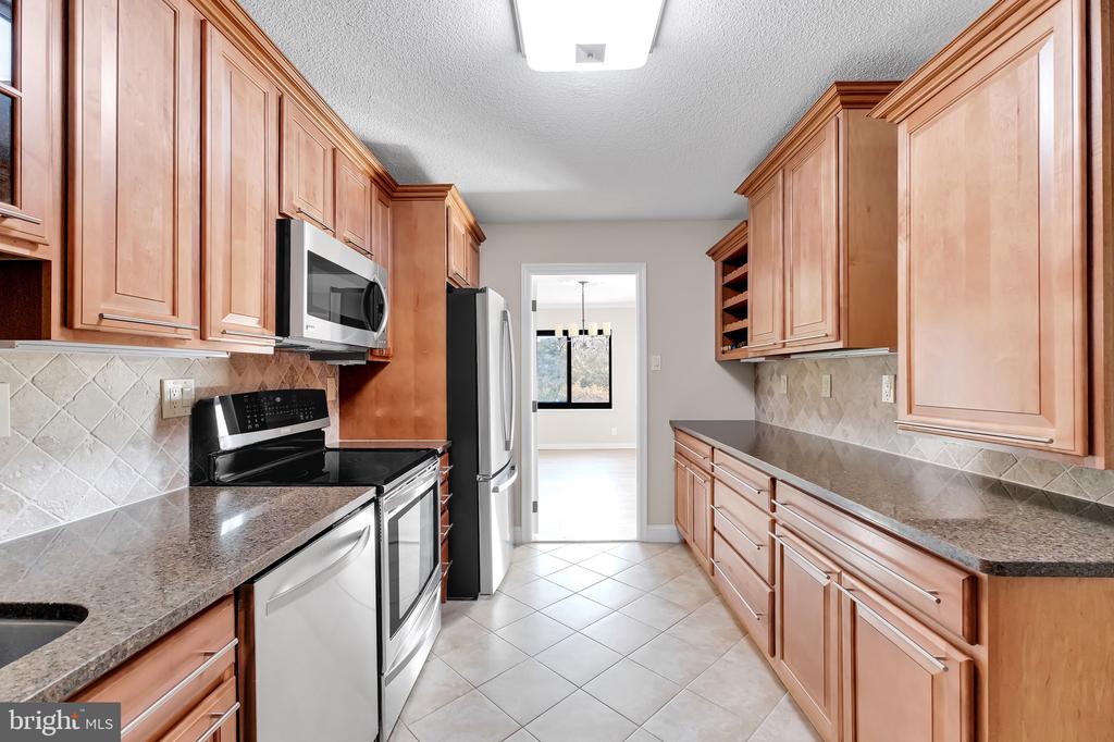 205 YOAKUM PARKWAY 209