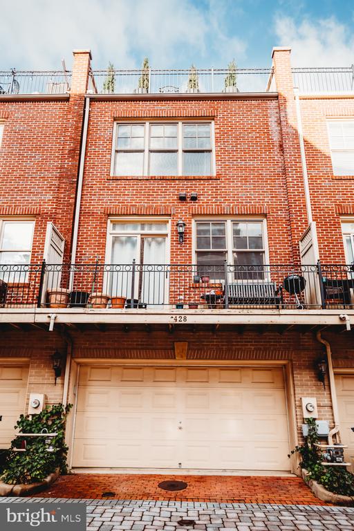 428 JOHN CARLYLE STREET