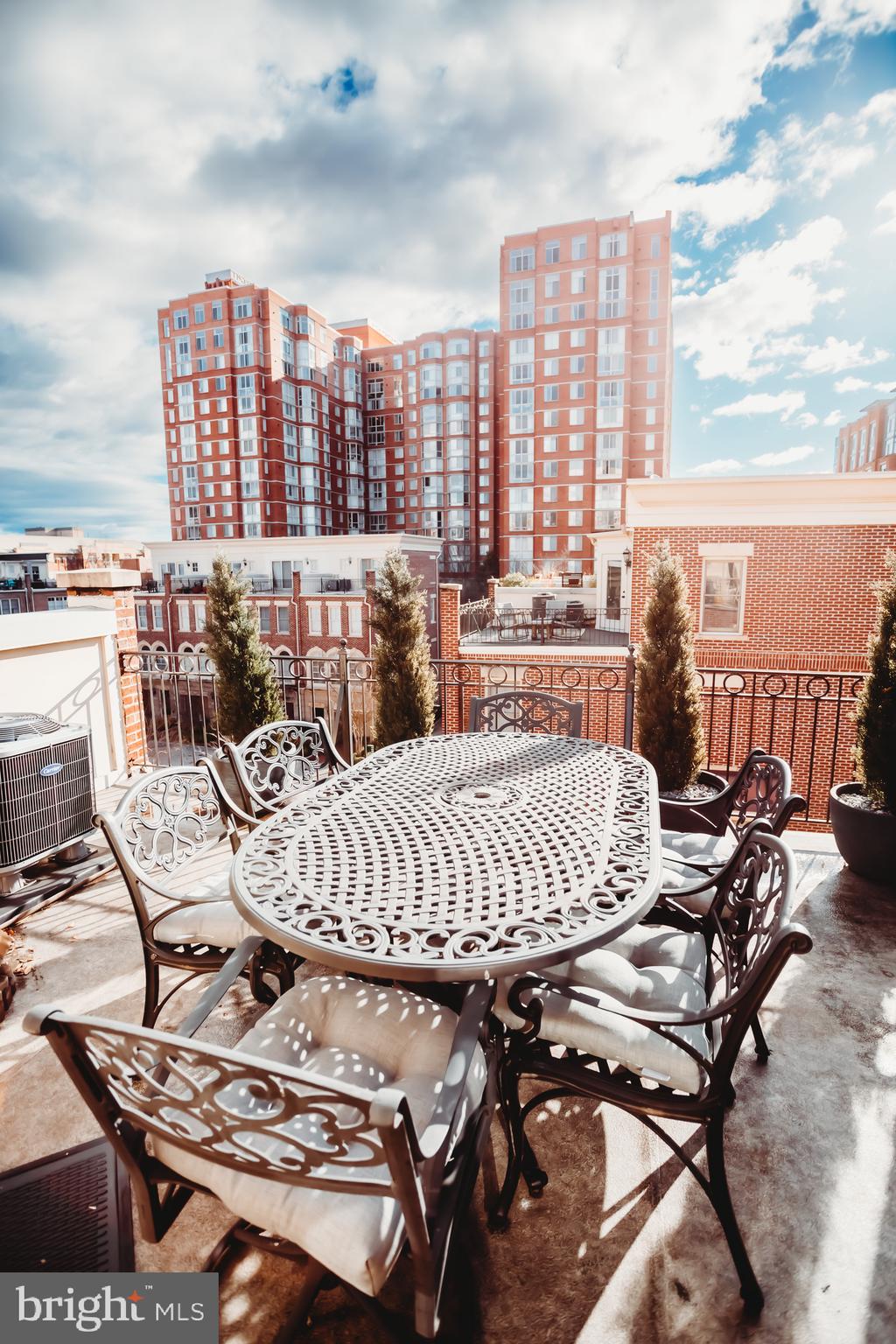 428 JOHN CARLYLE STREET