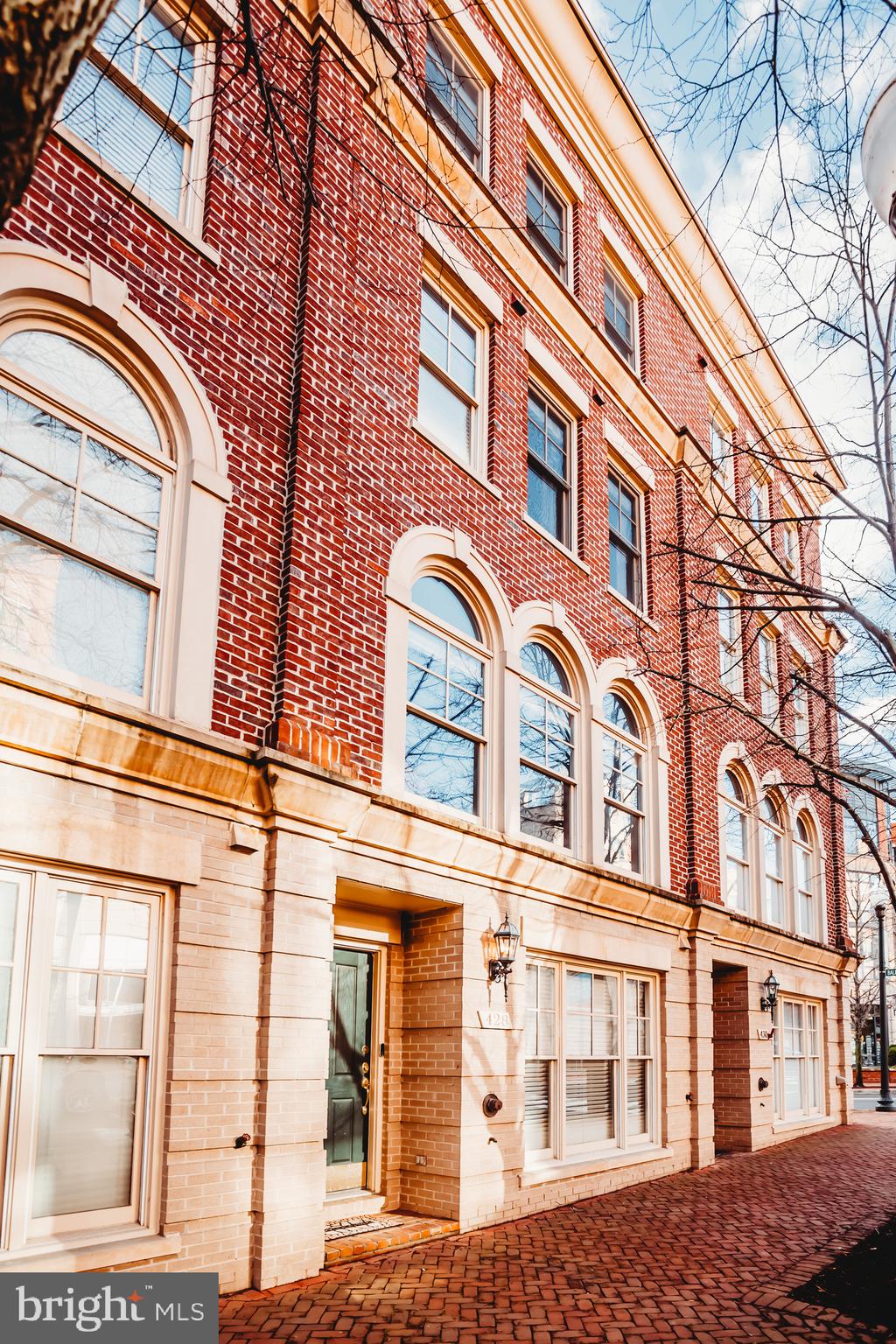 428 JOHN CARLYLE STREET