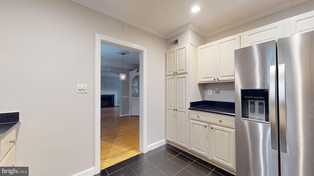 806 N OVERLOOK DRIVE