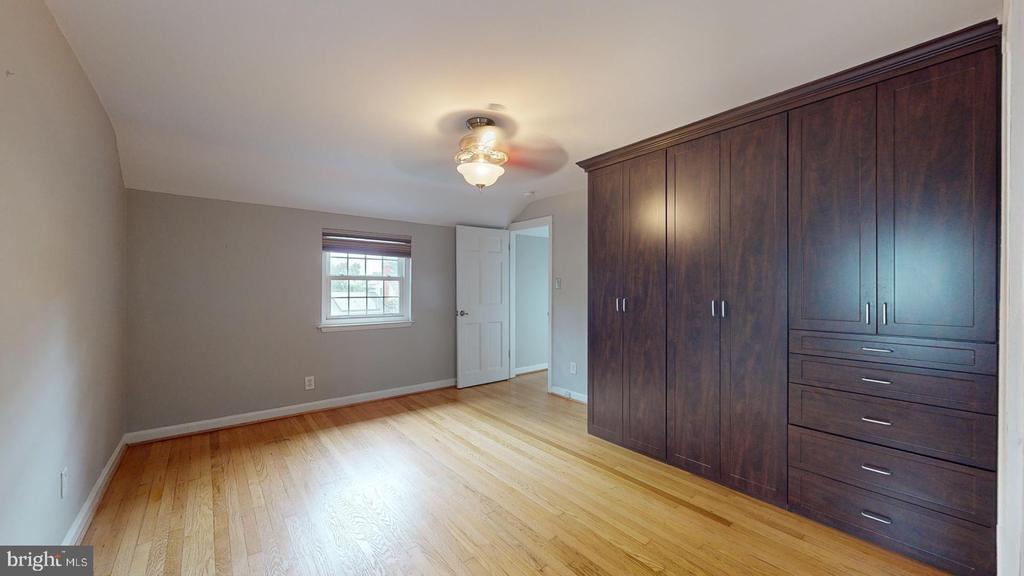 806 N OVERLOOK DRIVE