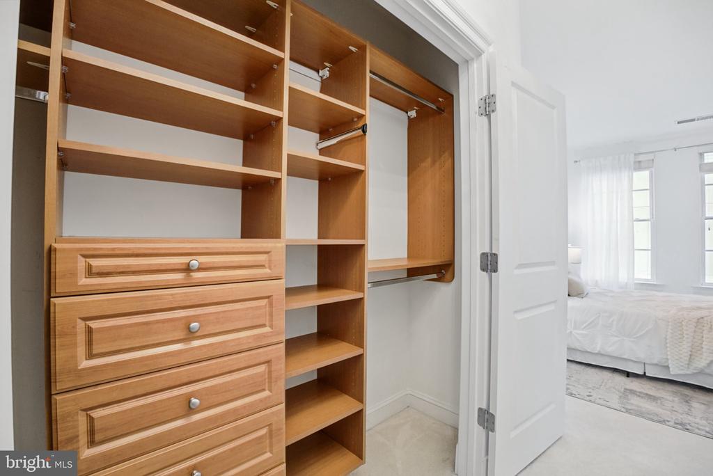 1023 ROYAL STREET N Unit: 204