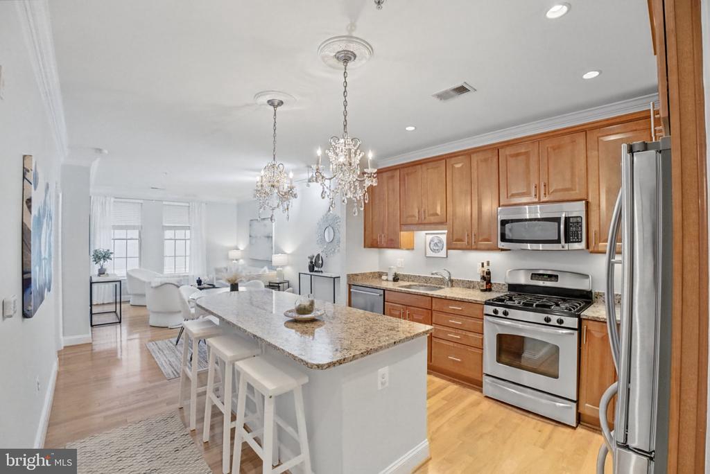 1023 ROYAL STREET N Unit: 204