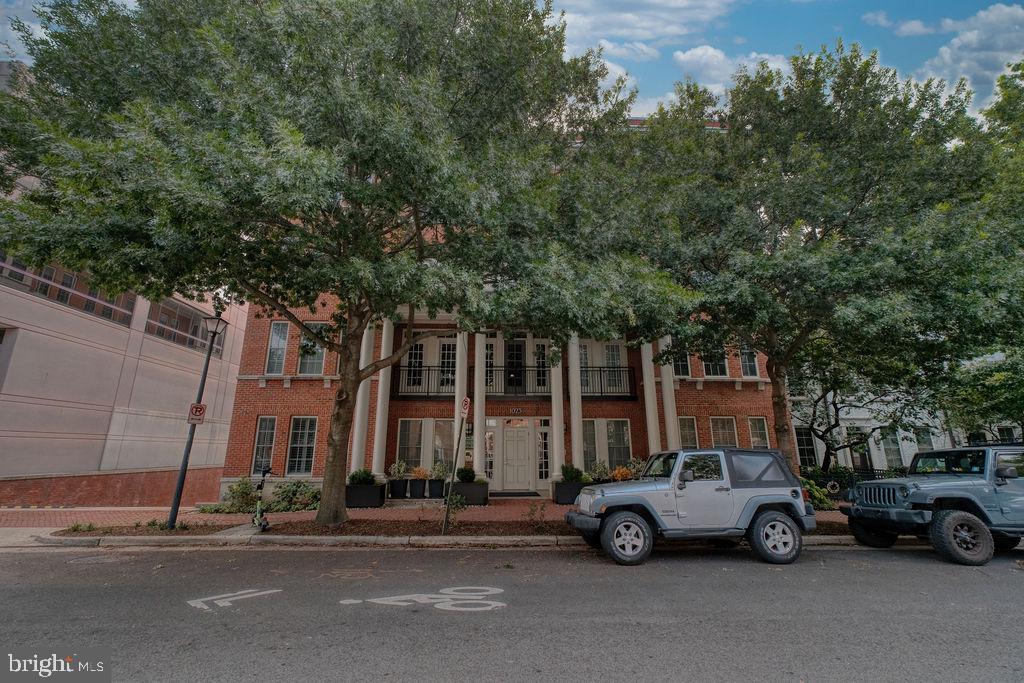 1023 ROYAL STREET N Unit: 204
