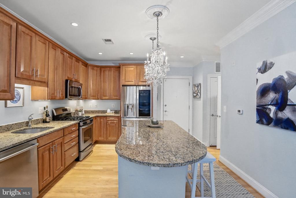 1023 ROYAL STREET N Unit: 204