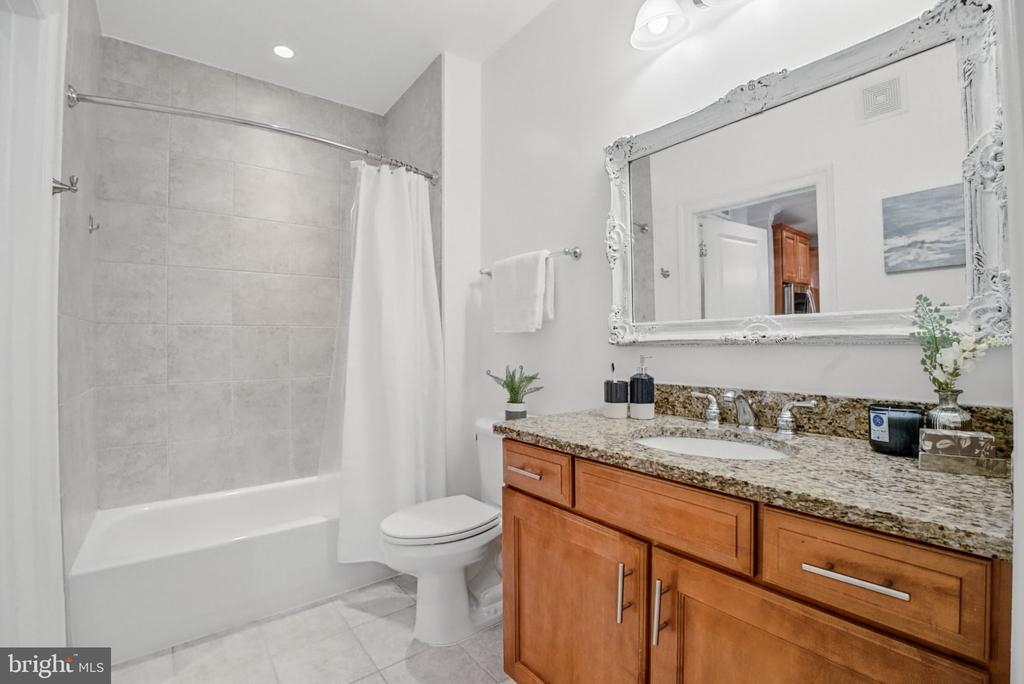 1023 ROYAL STREET N Unit: 204