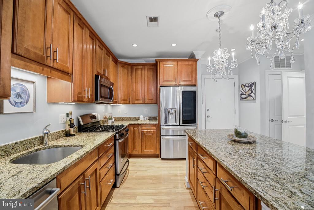 1023 ROYAL STREET N Unit: 204