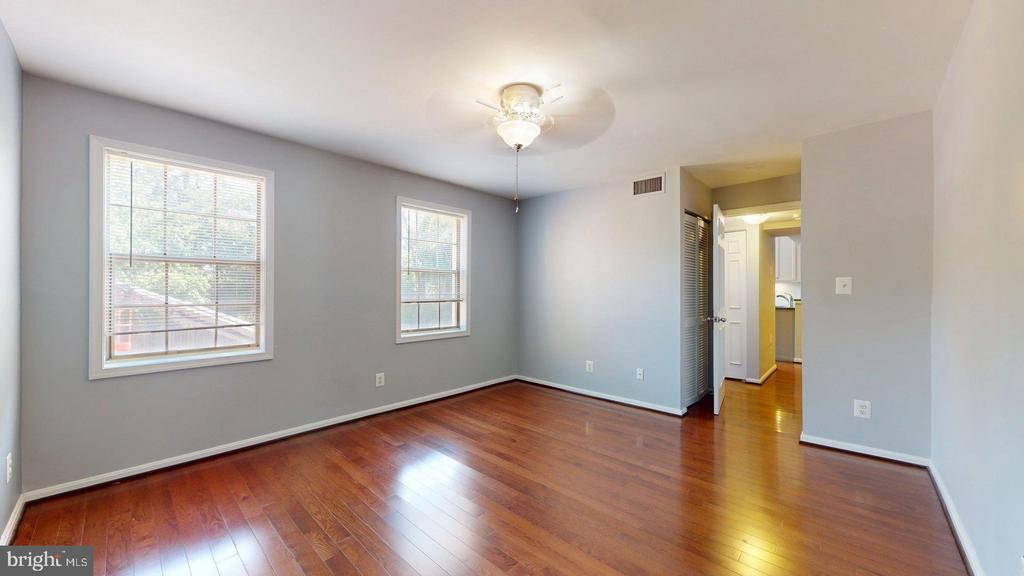 1407 E ABINGDON DRIVE Unit: 4