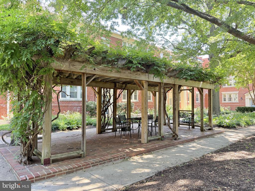 1407 E ABINGDON DRIVE Unit: 4