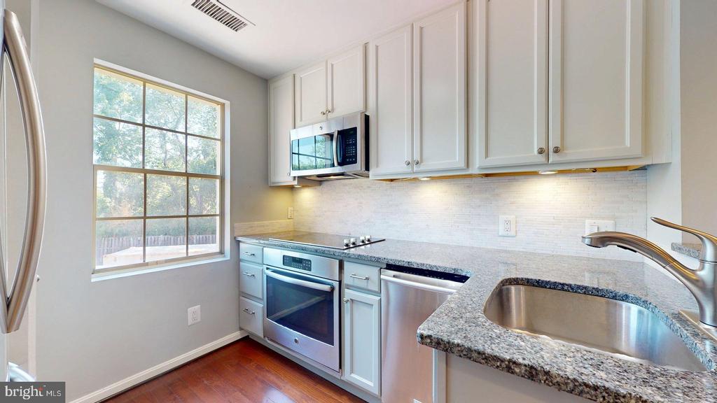 1407 E ABINGDON DRIVE Unit: 4