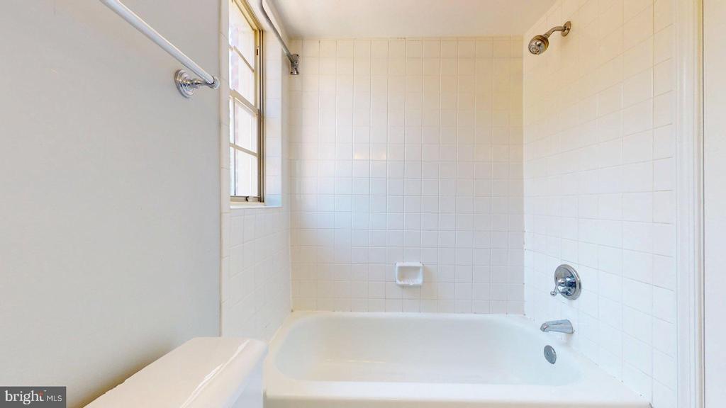 1407 E ABINGDON DRIVE Unit: 4