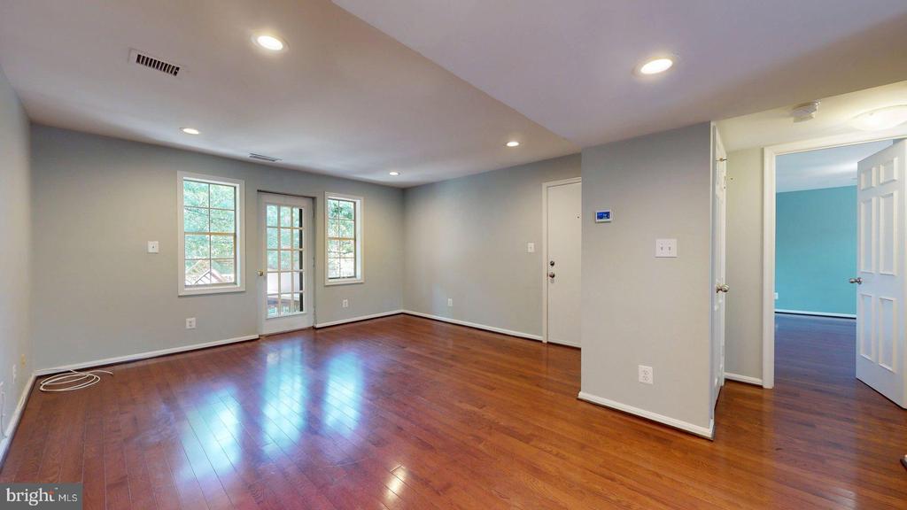 1407 E ABINGDON DRIVE Unit: 4