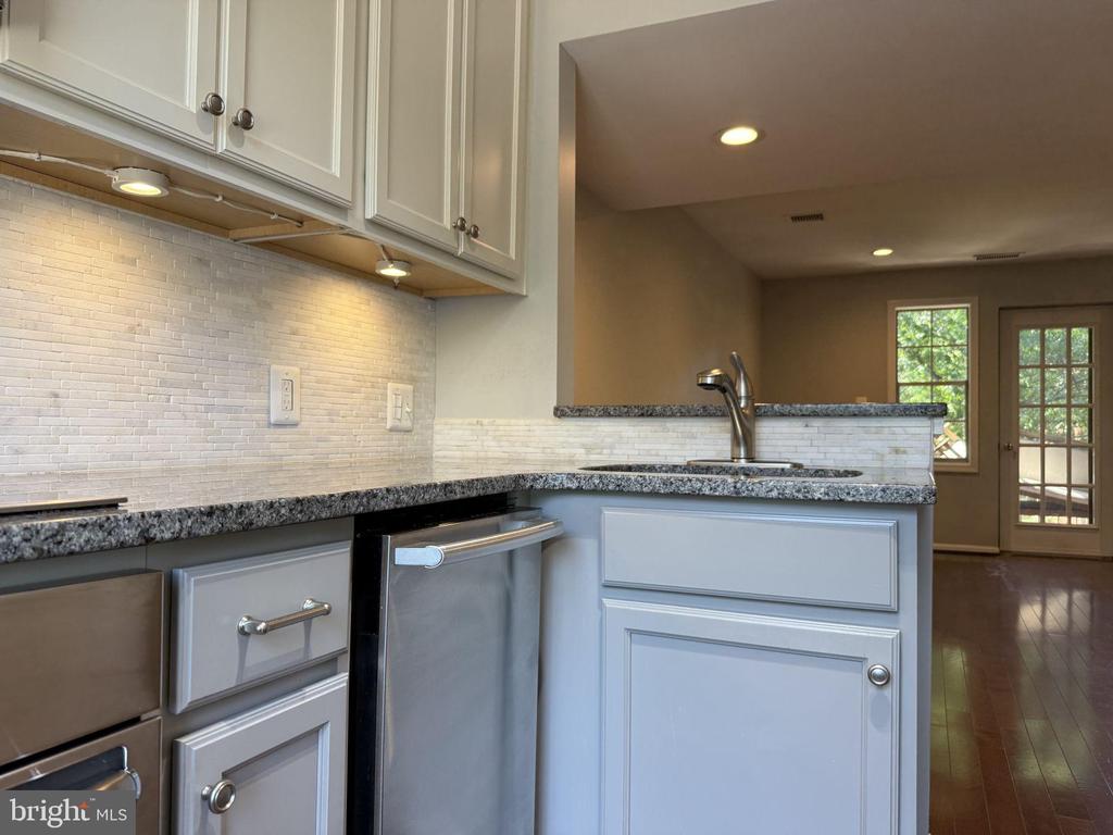 1407 E ABINGDON DRIVE Unit: 4