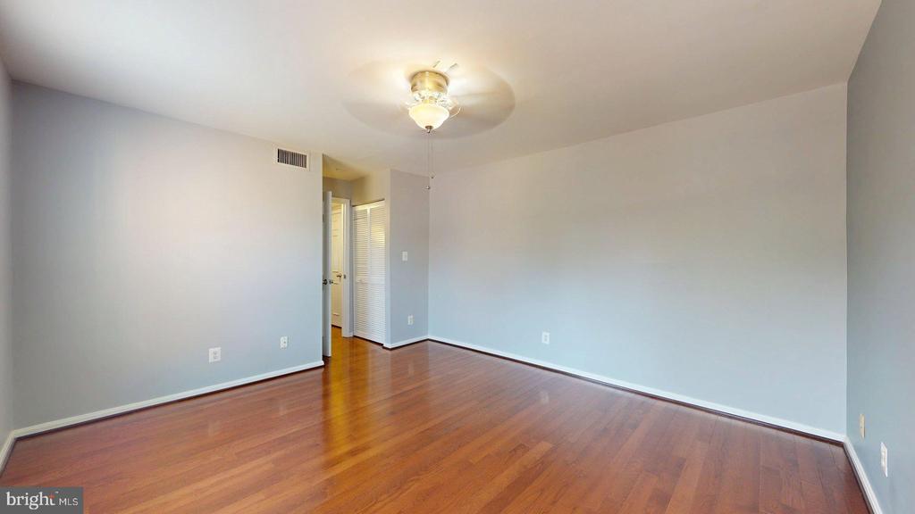 1407 E ABINGDON DRIVE Unit: 4