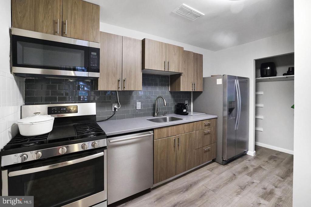 487 N ARMISTEAD STREET Unit: 301