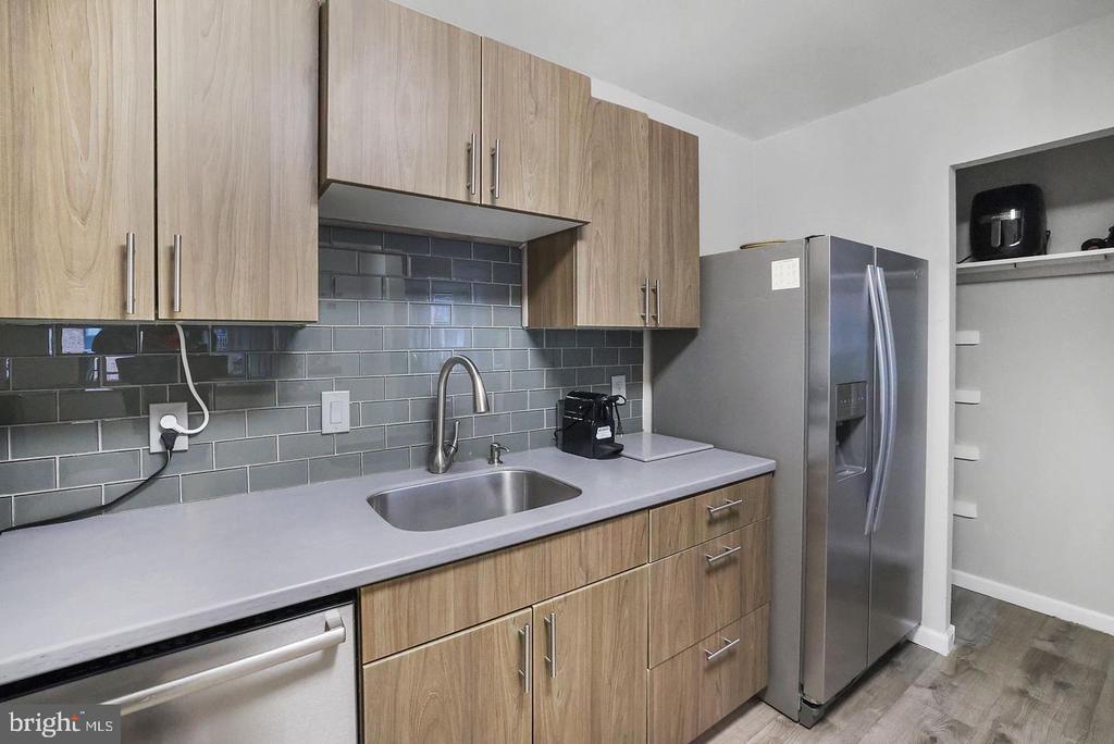 487 N ARMISTEAD STREET Unit: 301