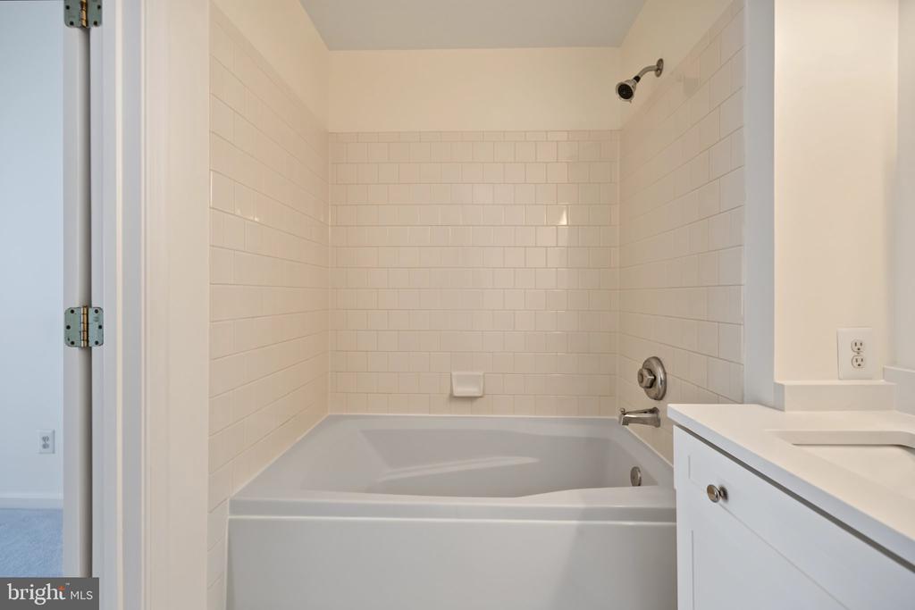 1725 KINGSGATE COURT Unit: 304