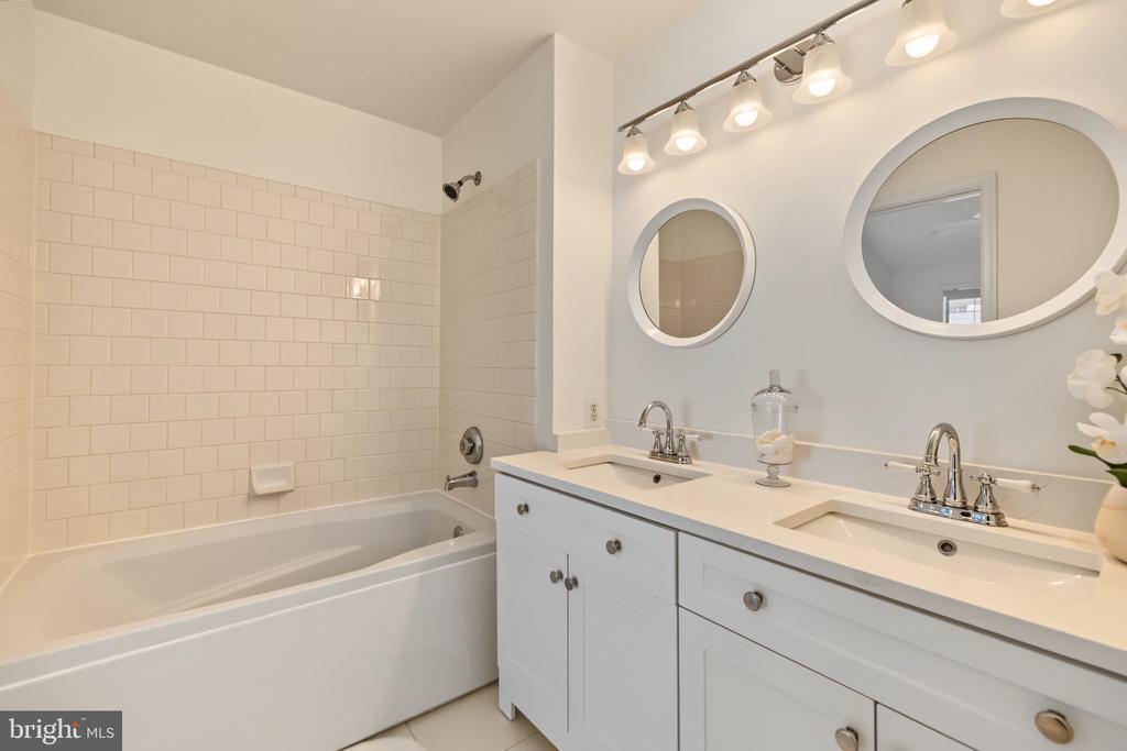 1725 KINGSGATE COURT Unit: 304