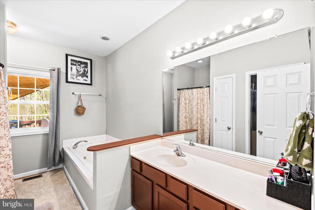 77 GREENWAY CV