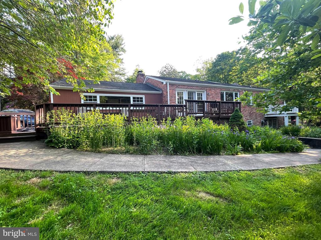 300 W COLUMBIA STREET