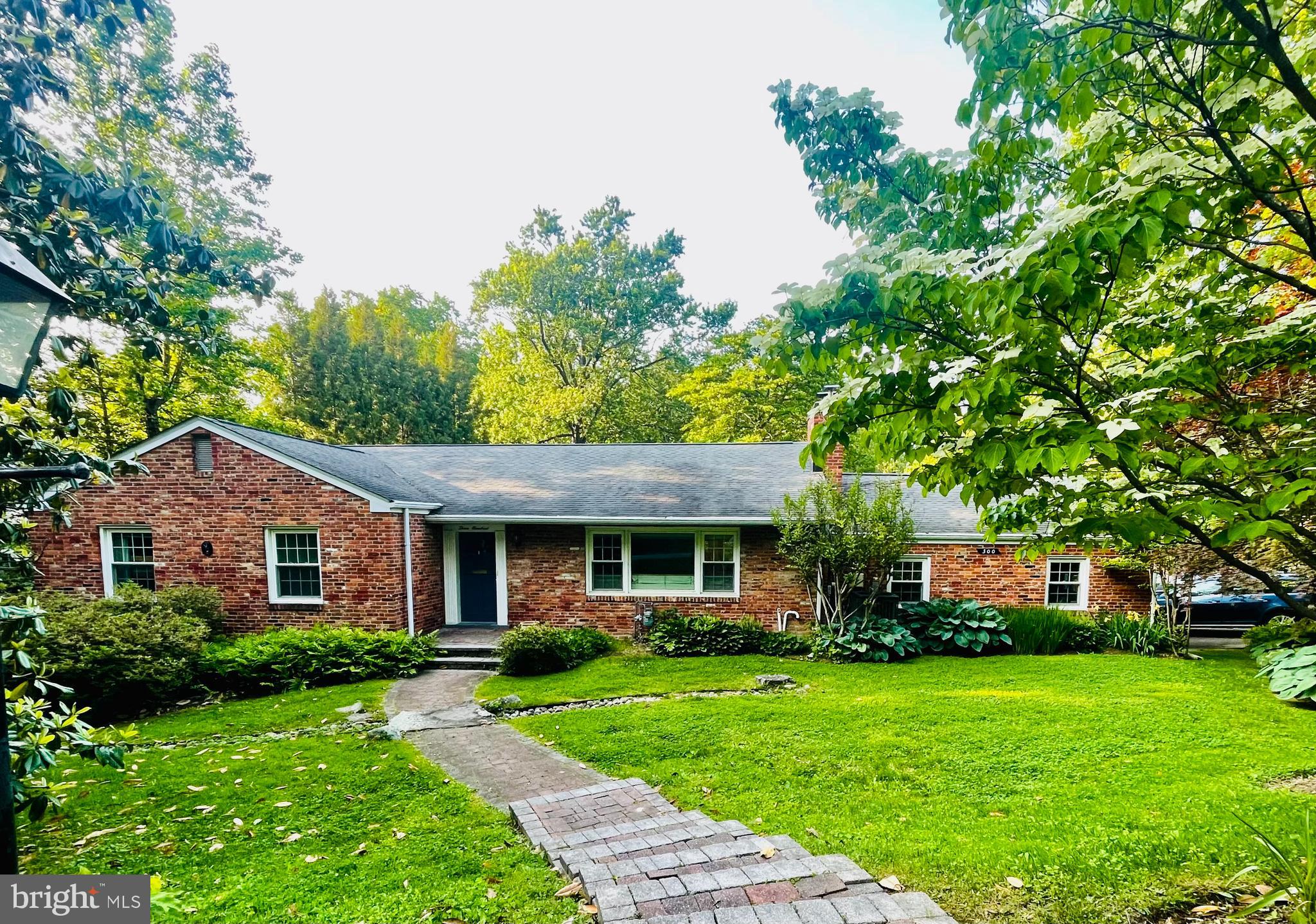 300 W COLUMBIA STREET