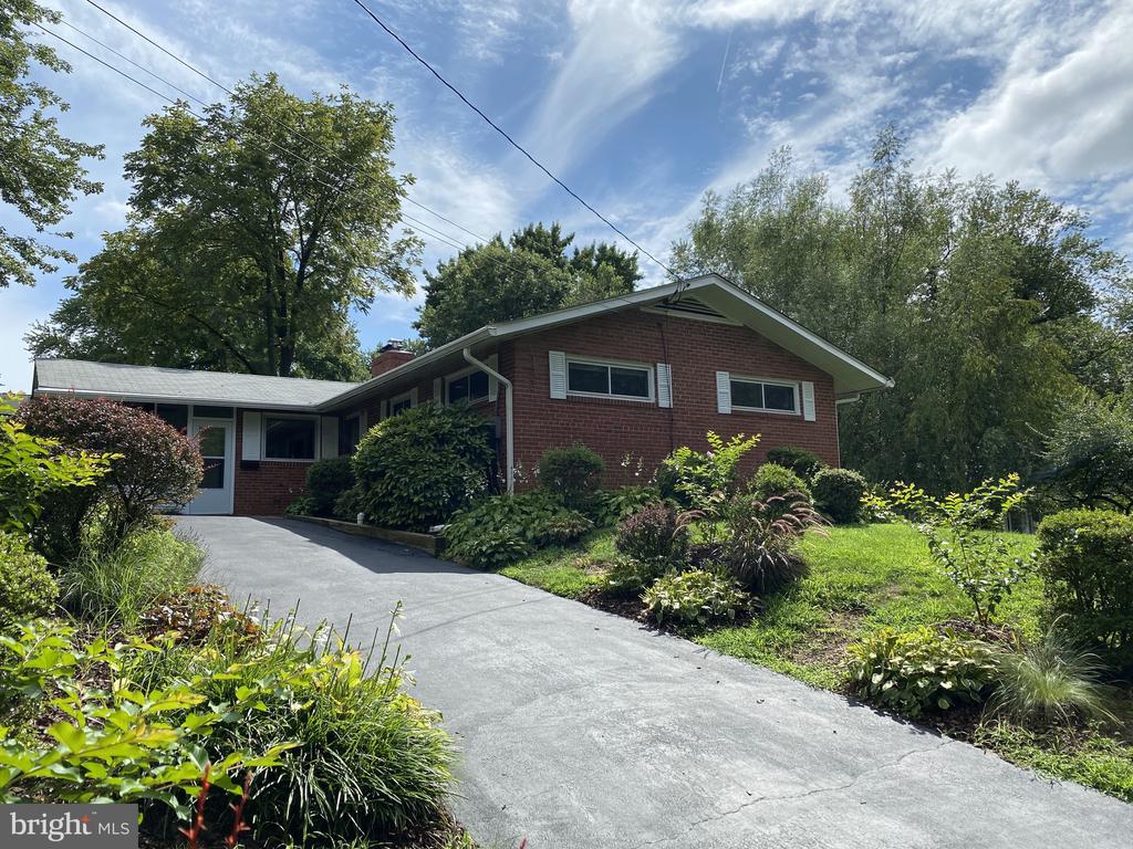 3423 ANDOVER DRIVE