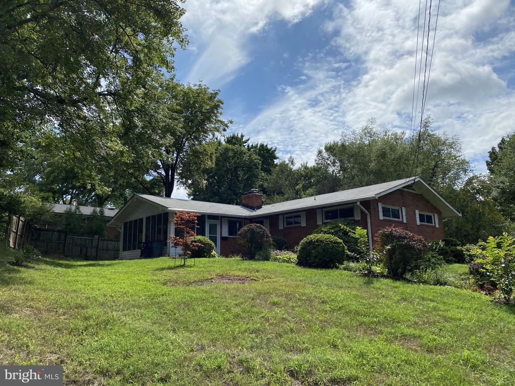 3423 ANDOVER DRIVE