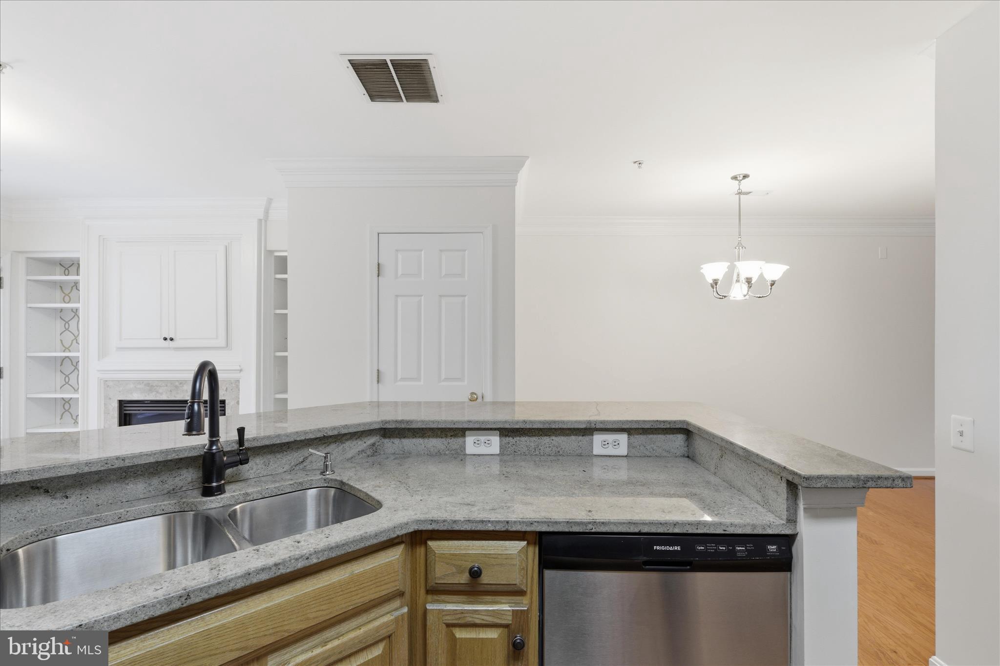 4108 VANDERBILT COURT