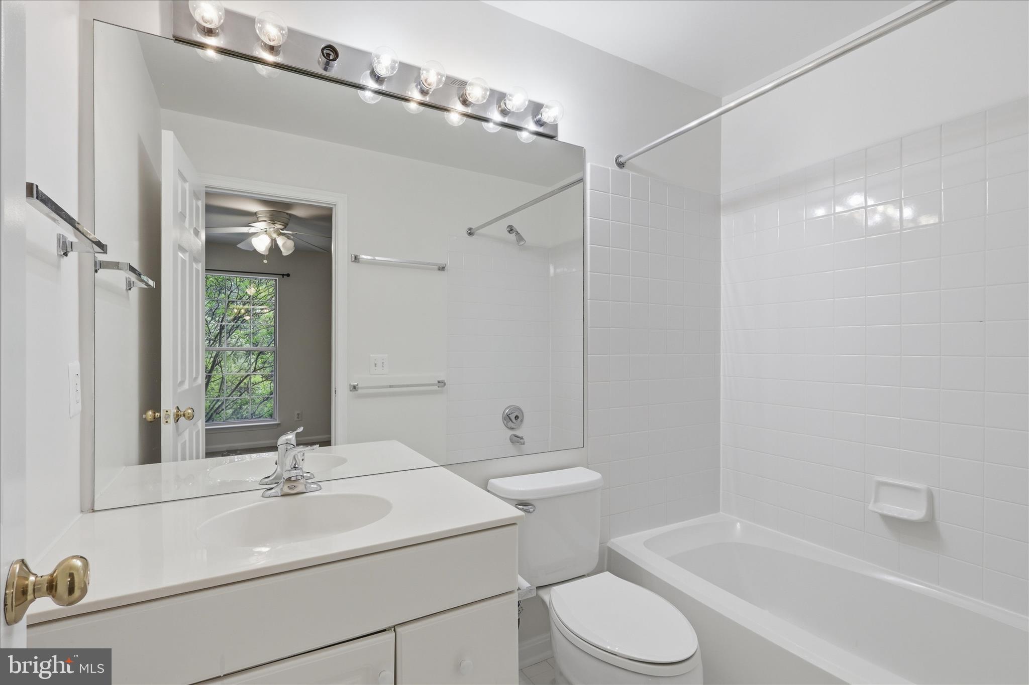 4108 VANDERBILT COURT