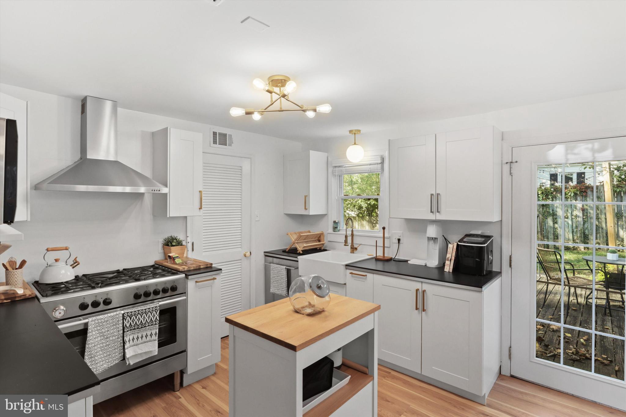 7327 POPLAR COURT