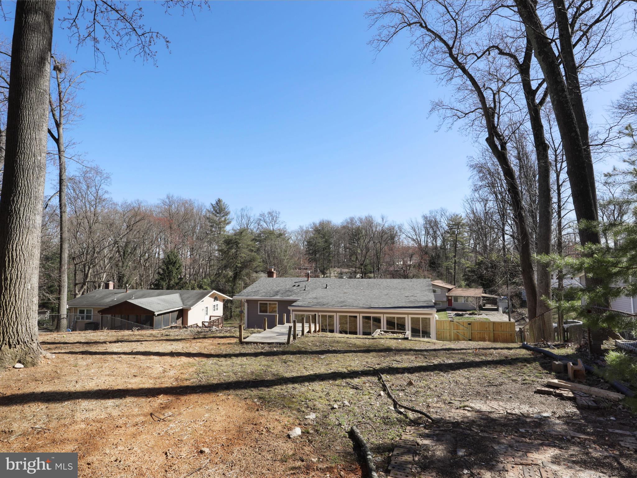 7852 GLENISTER DRIVE