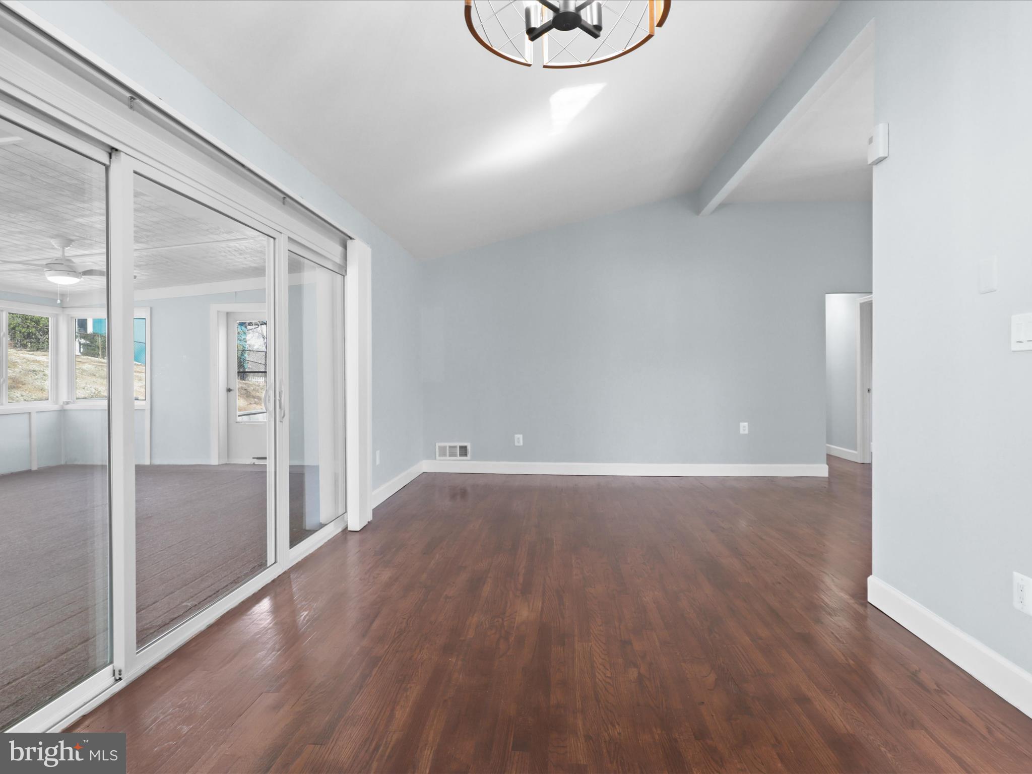 7852 GLENISTER DRIVE