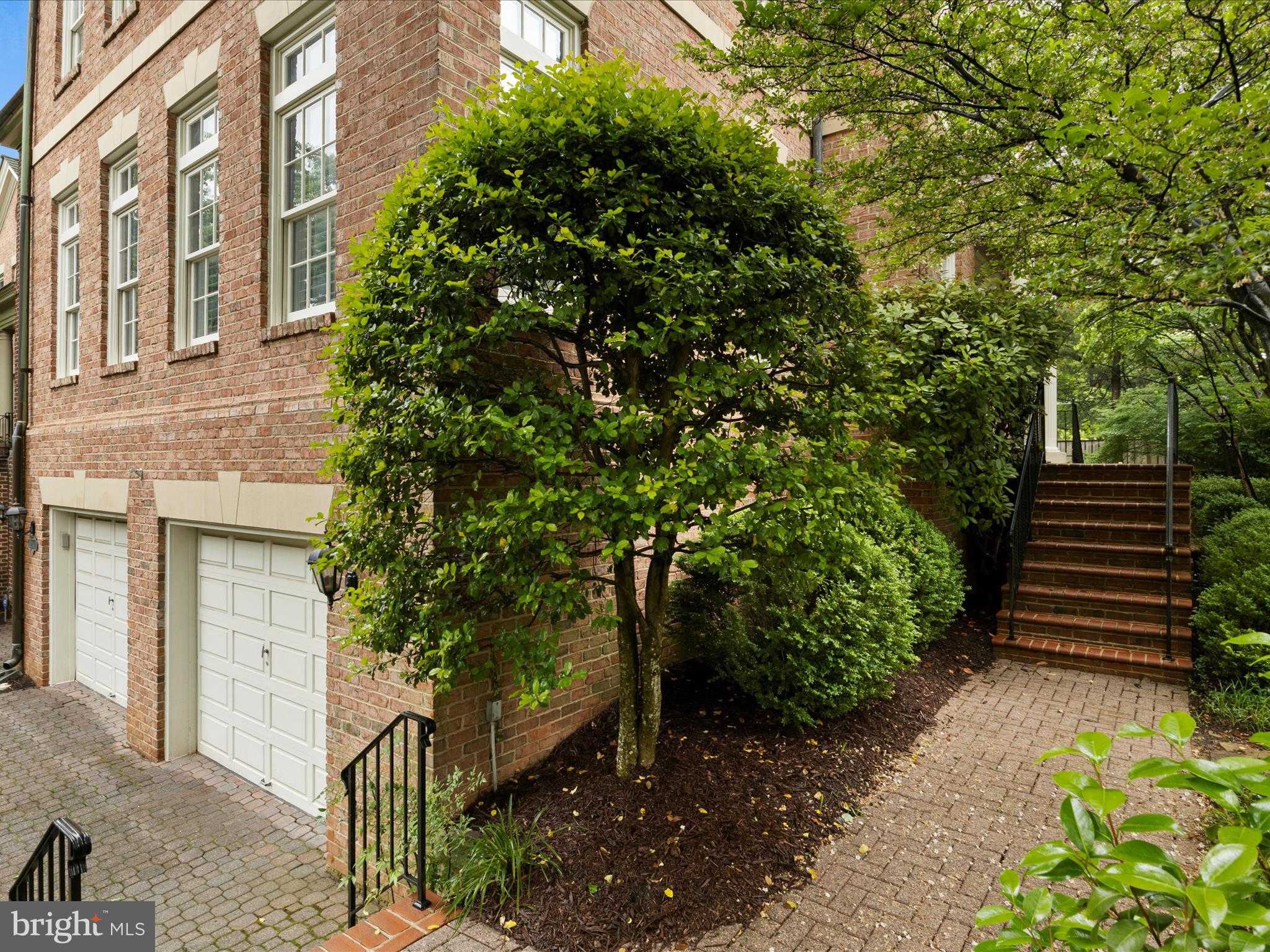 2041 MAYFAIR MCLEAN COURT