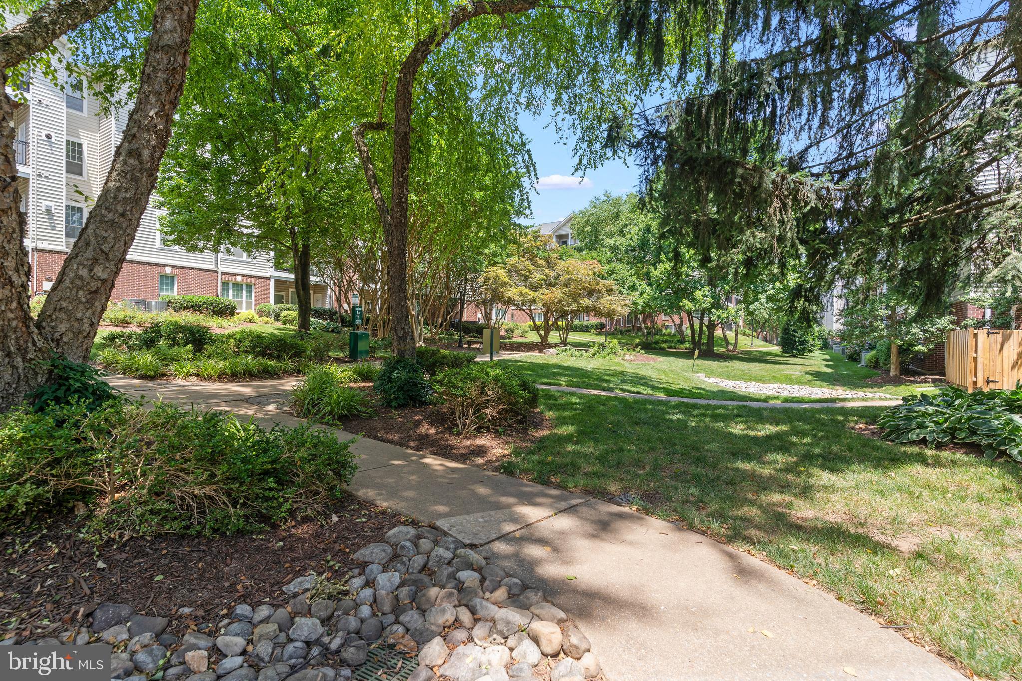 1550 SPRING GATE DRIVE 8409