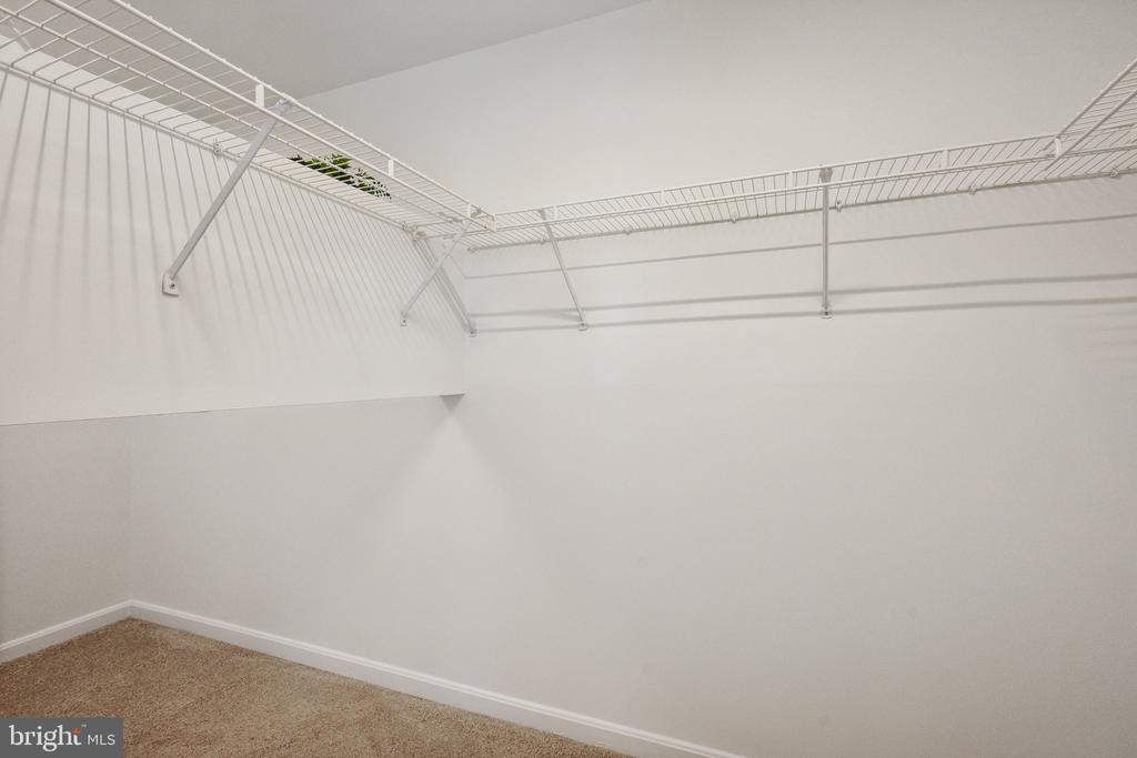 1377 GARDEN WALL CIRCLE 607F
