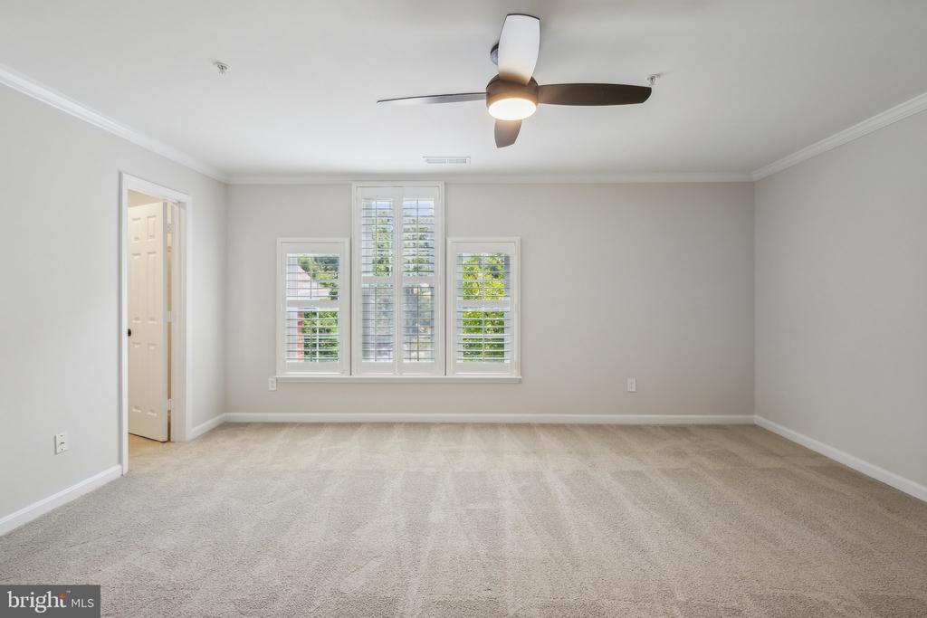 1377 GARDEN WALL CIRCLE 607F