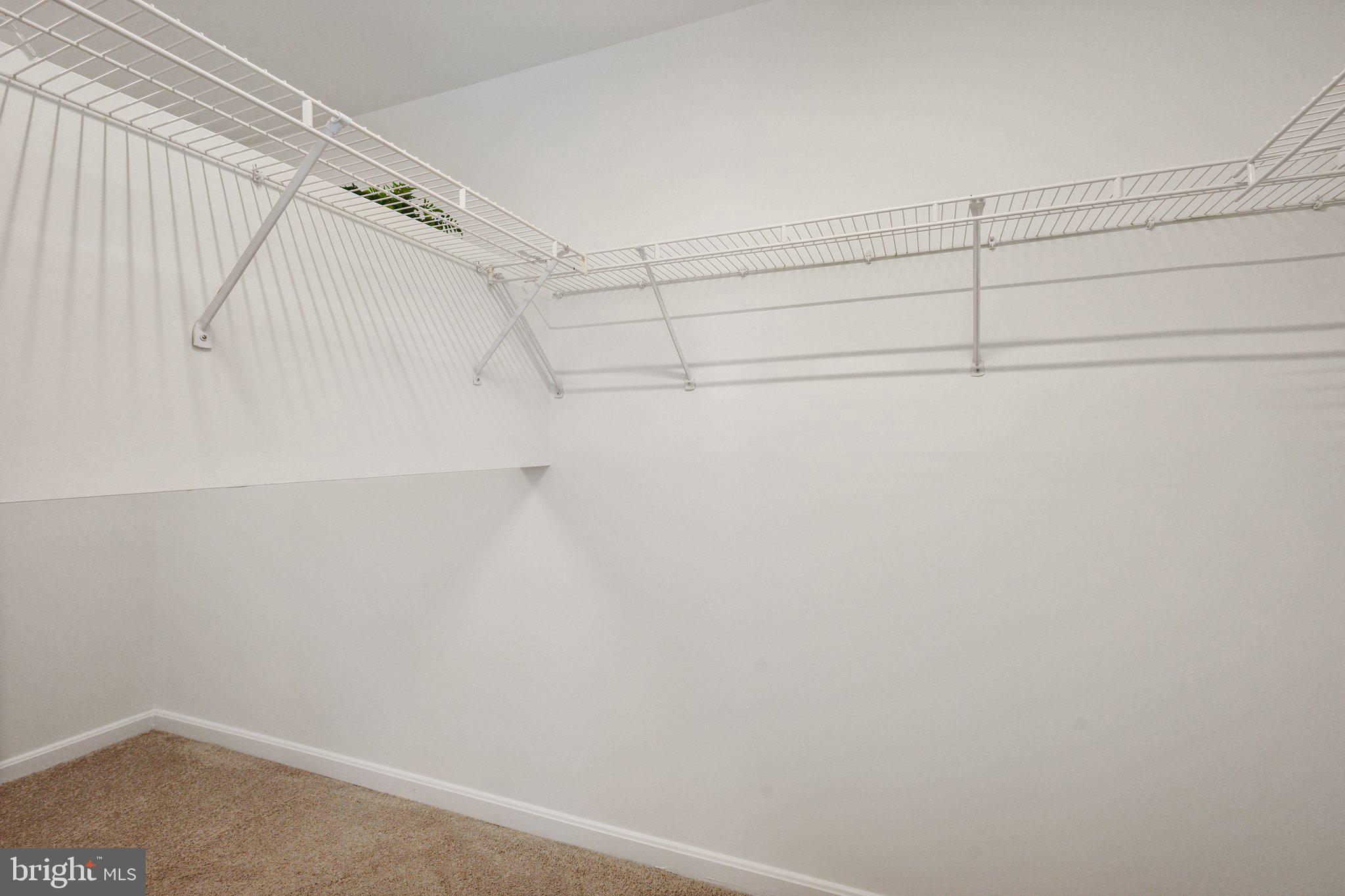 1377 GARDEN WALL CIRCLE 607F