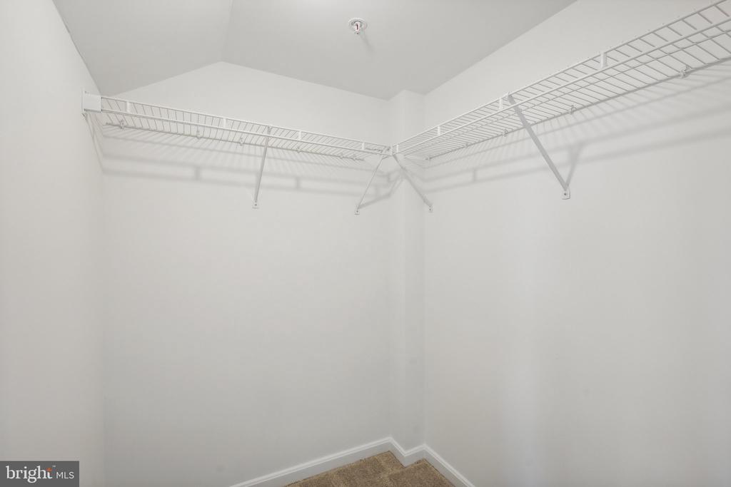 1377 GARDEN WALL CIRCLE 607F