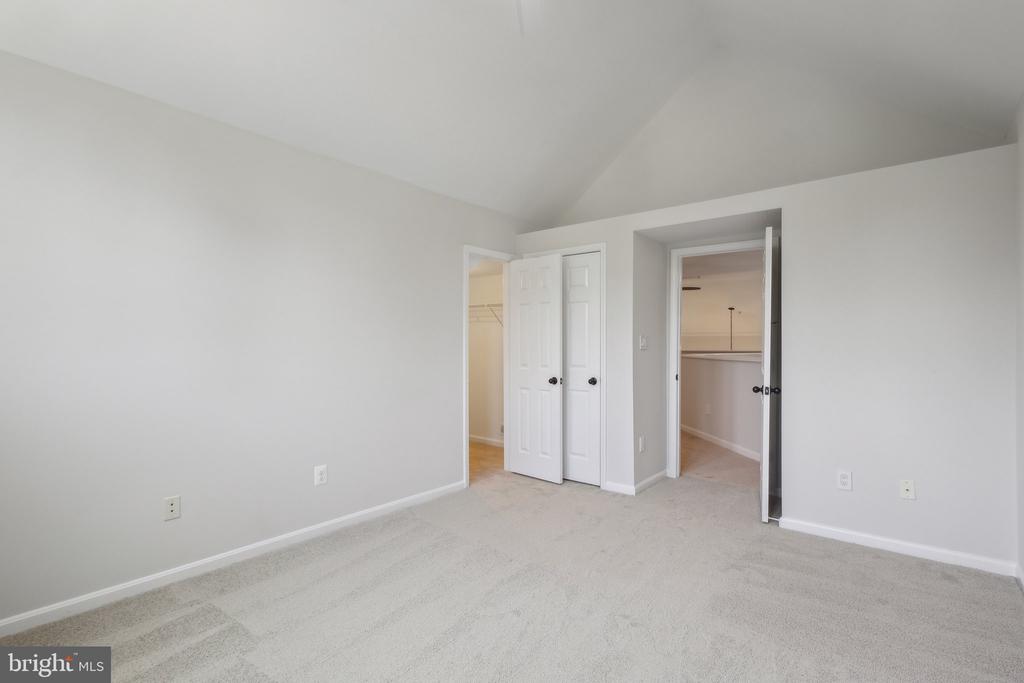 1377 GARDEN WALL CIRCLE 607F