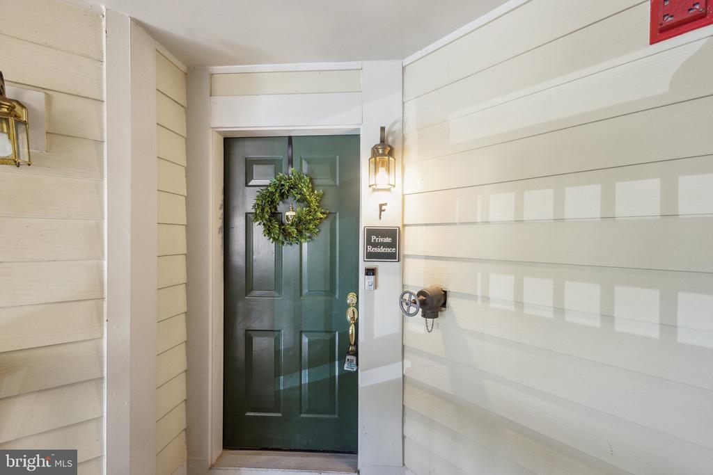 1377 GARDEN WALL CIRCLE 607F