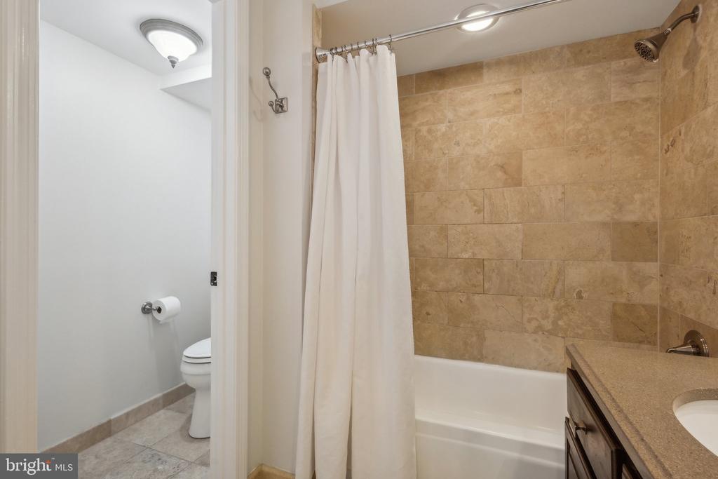 1377 GARDEN WALL CIRCLE 607F