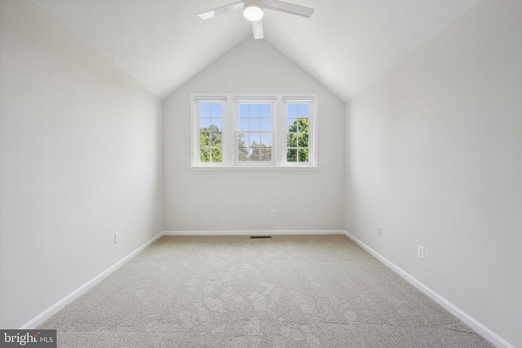1377 GARDEN WALL CIRCLE 607F