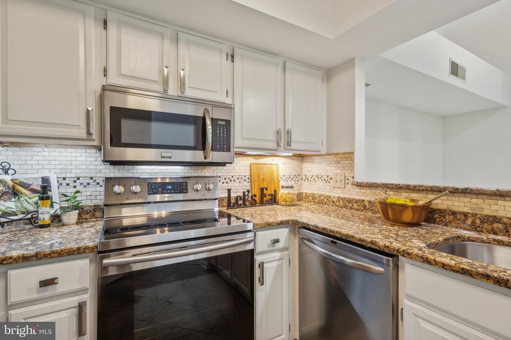 1377 GARDEN WALL CIRCLE 607F